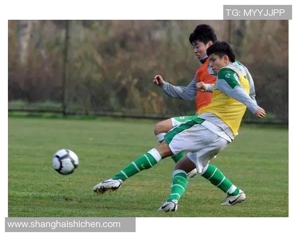 冬季足球训练穿搭全解析 如何在寒冷中保持球场竞技状态